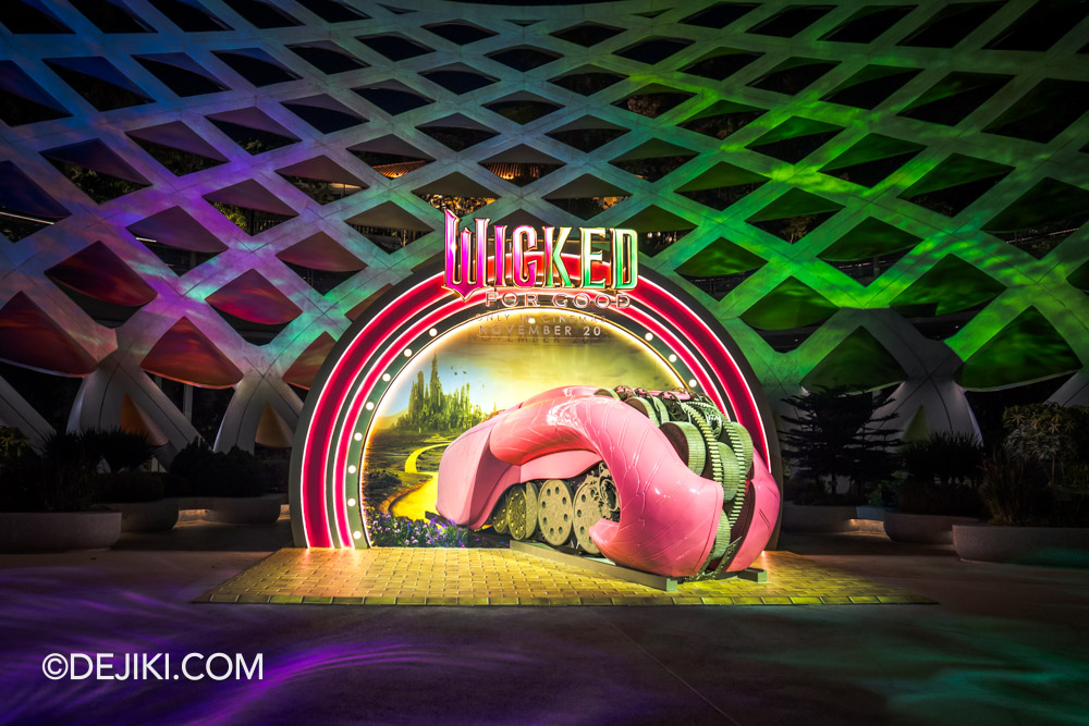 Universal Studios Singapore 2025 Wicked For Good event - Discover Your Good at Sentosa - Emerald City Express in Pink Universal Studios Singapore 2025 Wicked For Good event Discover Your Good at Sentosa Emerald City Express in Pink 1