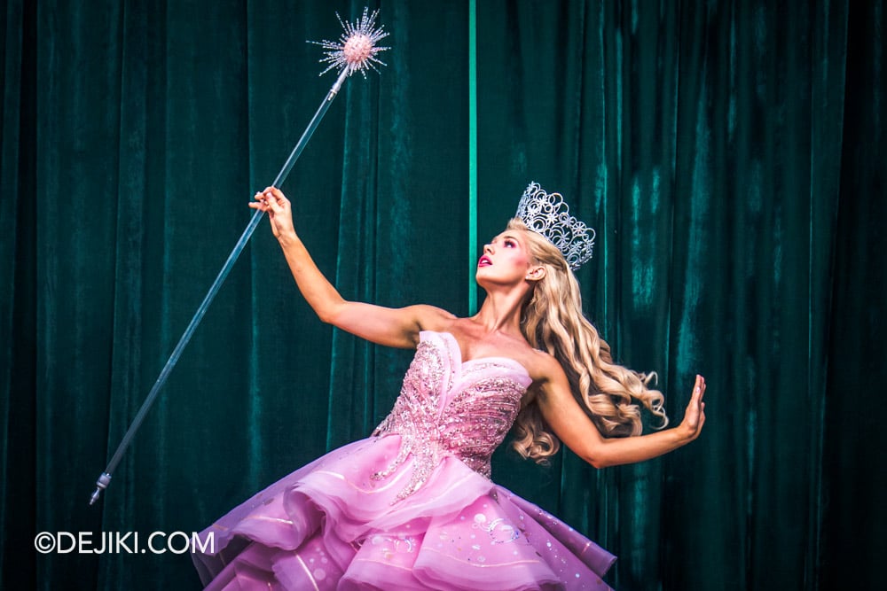 Universal Studios Singapore 2025 Wicked For Good event - Emerald City Meet and Greet Glinda hair toss Universal Studios Singapore 2025 Wicked For Good event Emerald City Meet and Greet Glinda hair toss