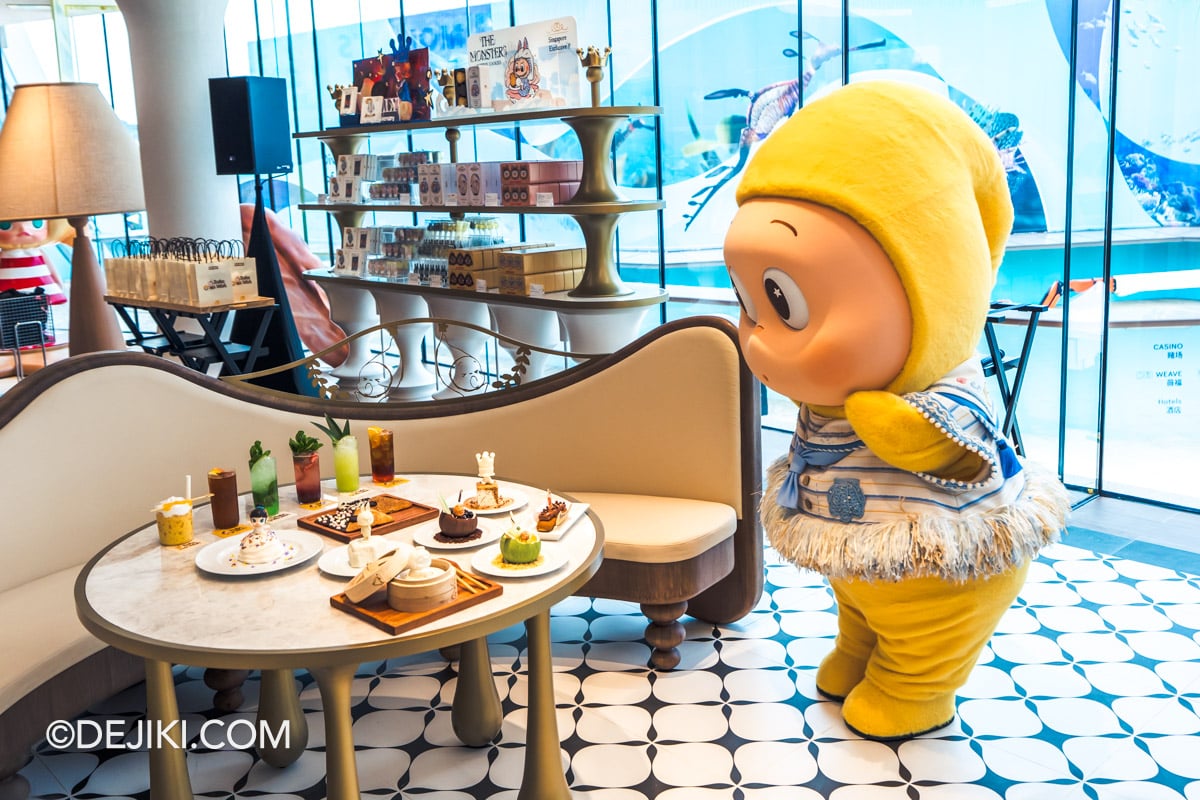 POP BAKERY Singapore at Resorts World Sentosa - Twinkle Twinkle watching the food A hungry Twinkle Twinkle is watching the food at POP BAKERY Singapore at Resorts World Sentosa