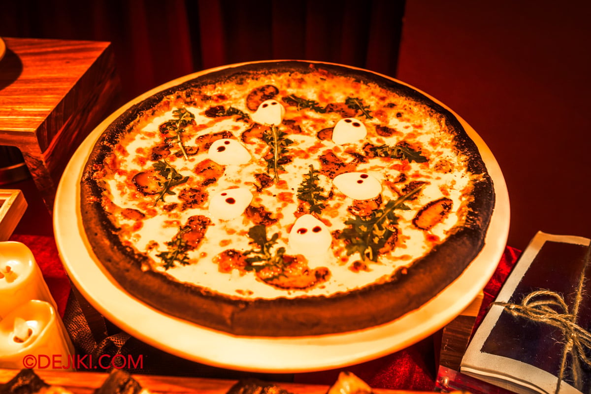 USS HHN14 Halloween Horror Nights 14 Food and Drinks showcase - 3 Skull and Shroom Truffle Pizza at Louis NY Pizza Parlor USS HHN14 Halloween Horror Nights 14 Food and Drinks showcase 3 Skull and Shroom Truffle Pizza at Louis NY Pizza Parlor