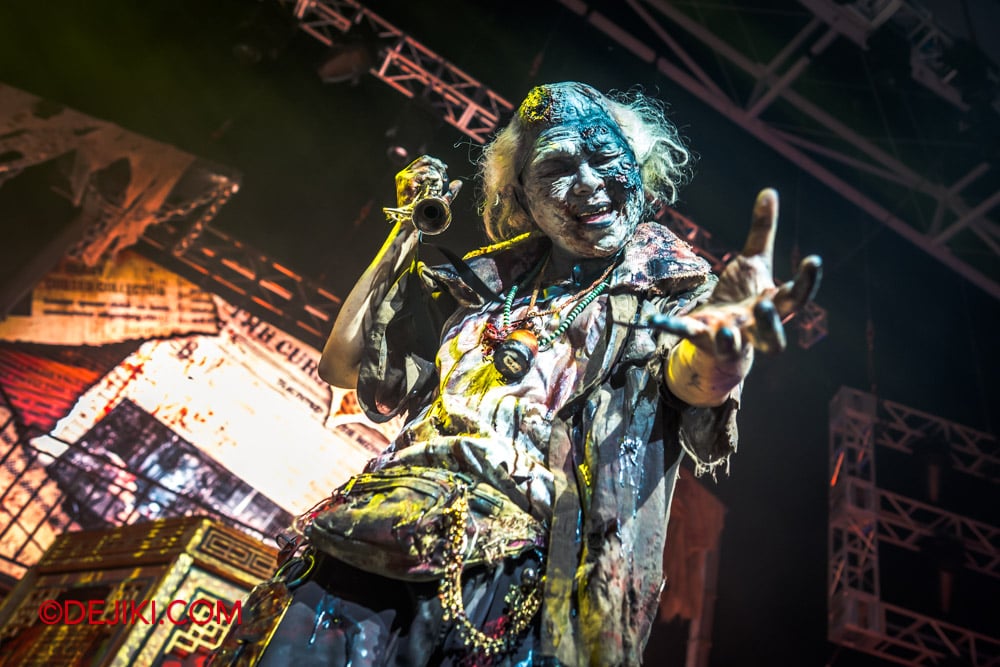 USS Halloween Horror Nights 14 00 Icon Karang Guni on stage fromHHN14 haunted house Karang Guni The Cursed Collection