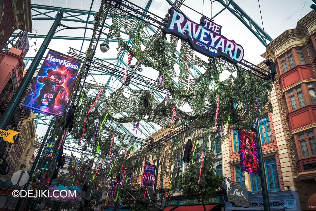 USS Halloween Horror Nights 14 Before Dark 2 - The Raveyard scare zone entrance side view with banners USS Halloween Horror Nights 14 Before Dark 2 The Raveyard scare zone entrance side view with banners