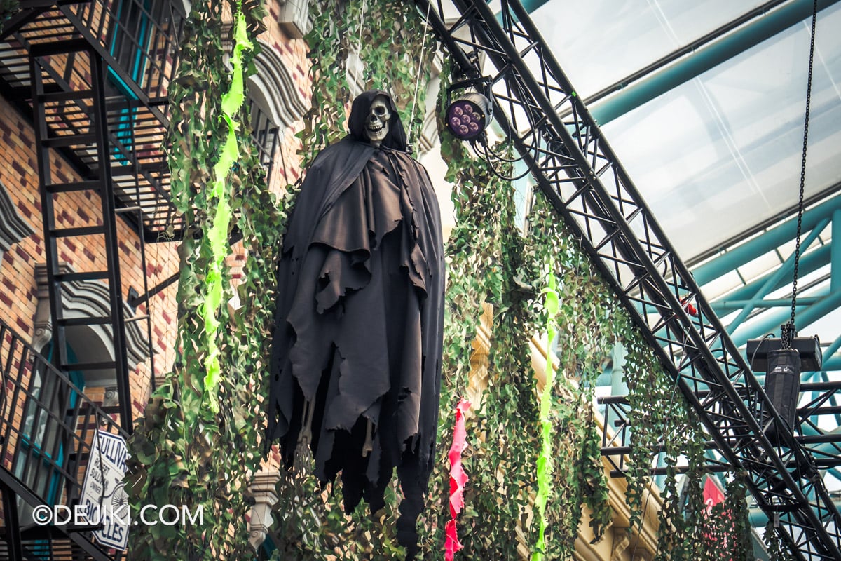 USS Halloween Horror Nights 14 Before Dark Feature The Raveyard scare zone at New York hanging wraiths