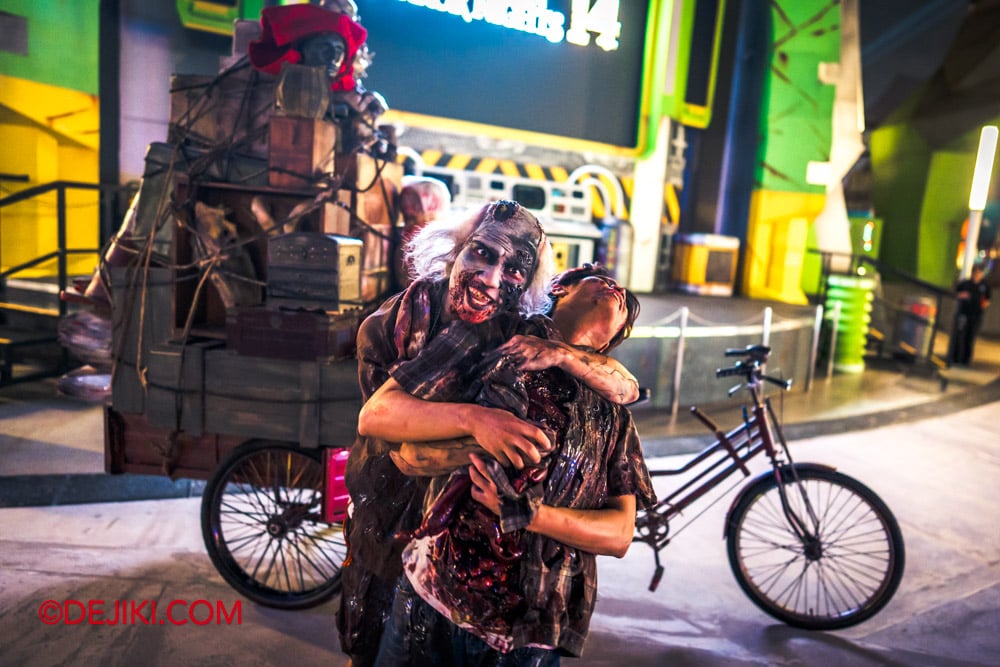 USS Halloween Horror Nights 14 - HHN14 Roaming Horror Karang Guni with victim USS Halloween Horror Nights 14 HHN14 Roaming Horror Karang Guni with victim