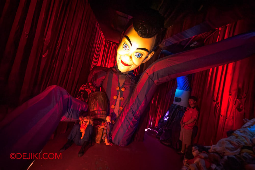 USS Halloween Horror Nights 14 - HHN14 haunted house Chatterbox Charlie Vaudeville Horrors Giant Charlie USS Halloween Horror Nights 14 HHN14 haunted house Chatterbox Charlie Vaudeville Horrors Giant Charlie