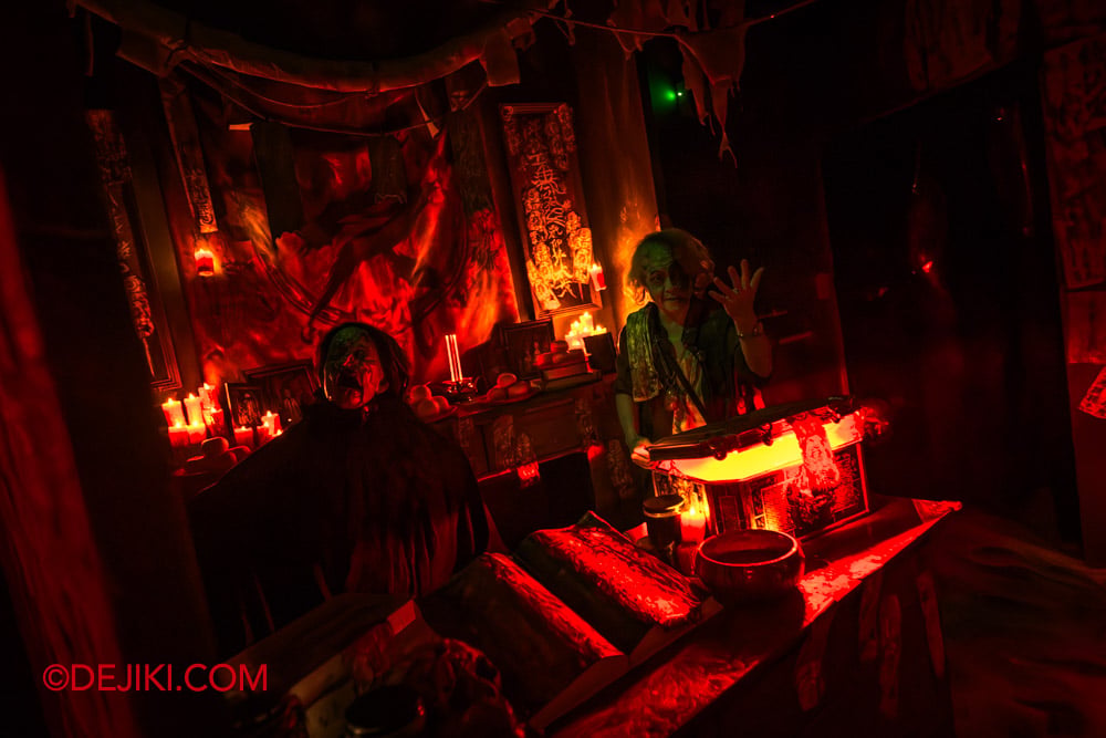 USS Halloween Horror Nights 14 - HHN14 haunted house Karang Guni The Cursed Collection 3 Ritual Room USS Halloween Horror Nights 14 HHN14 haunted house Karang Guni The Cursed Collection 3 Ritual Room