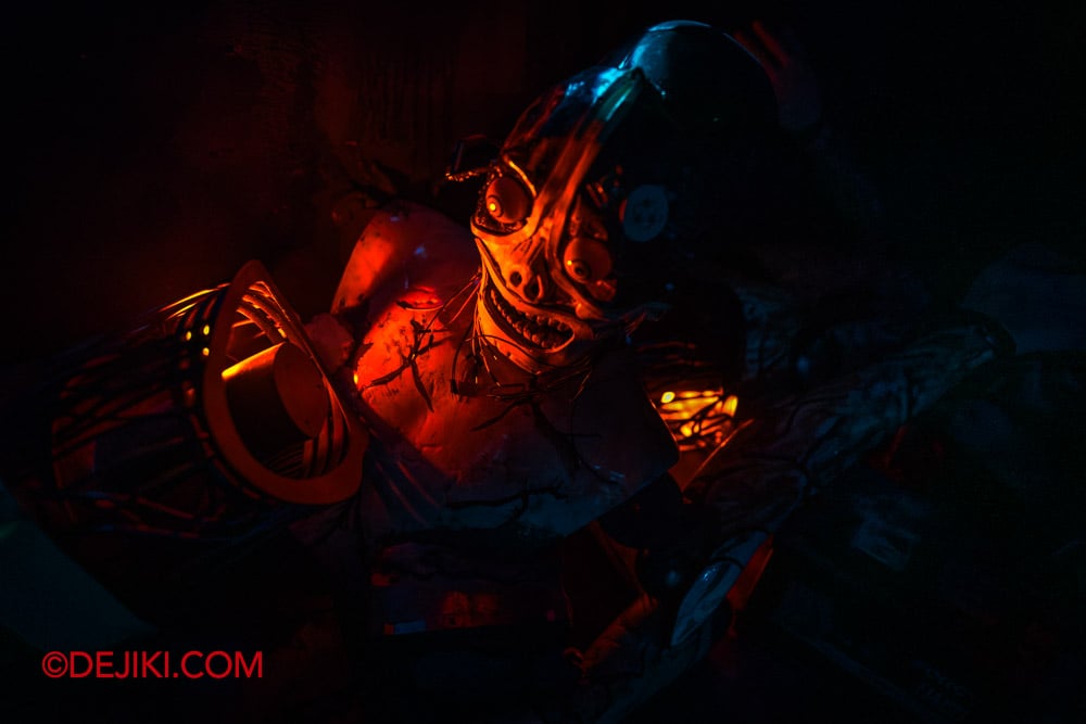 USS Halloween Horror Nights 14 - HHN14 haunted house Made in Hell XL Robotics 2 Discarded Robot USS Halloween Horror Nights 14 HHN14 haunted house Made in Hell XL Robotics 2 Discarded Robot