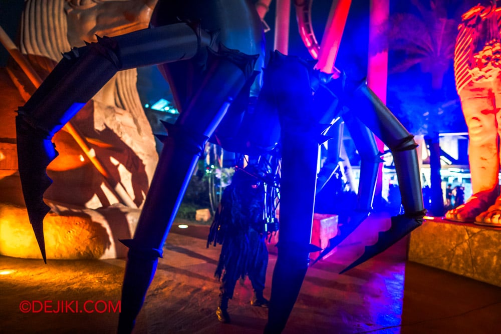 USS Halloween Horror Nights 14 - HHN14 scare zone Necropolis The Serpents Crossroads Giant spider USS Halloween Horror Nights 14 HHN14 scare zone Necropolis The Serpents Crossroads Giant spider