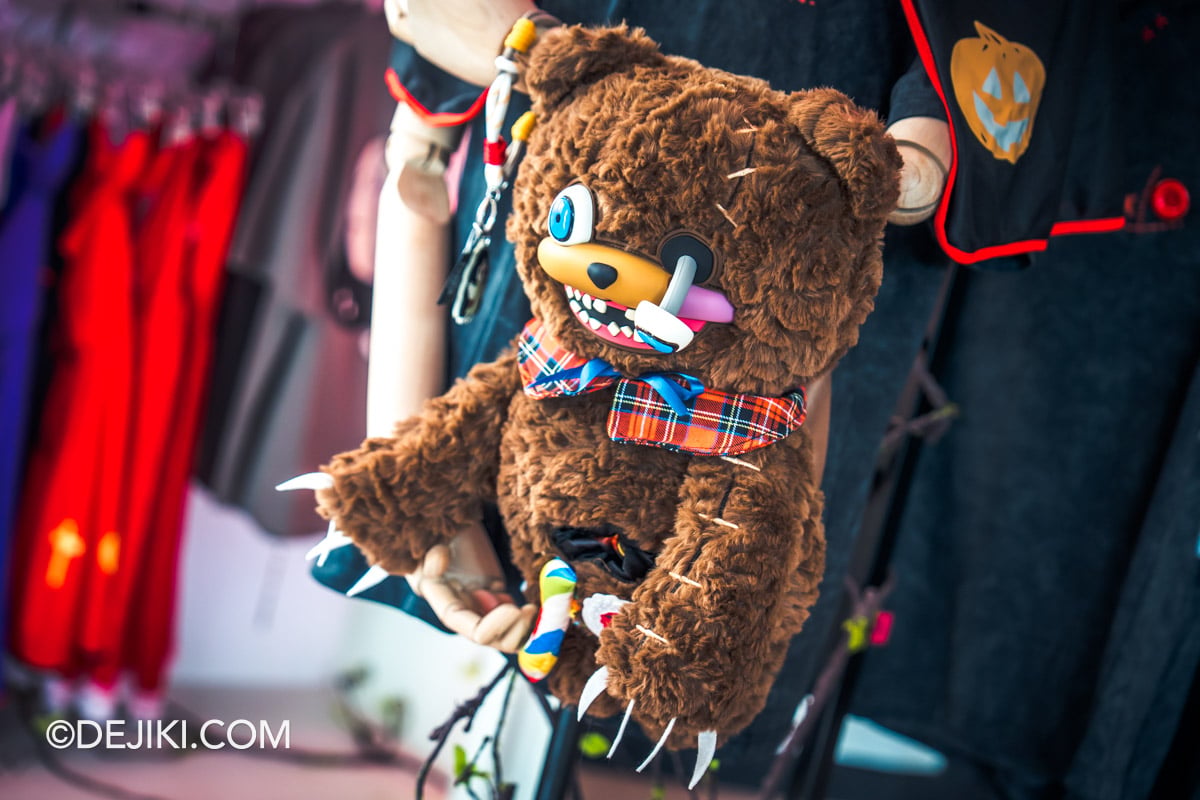 USS Halloween Horror Nights 14 Merchandise Collection at UNIVRS HamiKuma Plush Backpack detail USS Halloween Horror Nights 14 Merchandise Collection at UNIVRS HamiKuma Plush Backpack detail