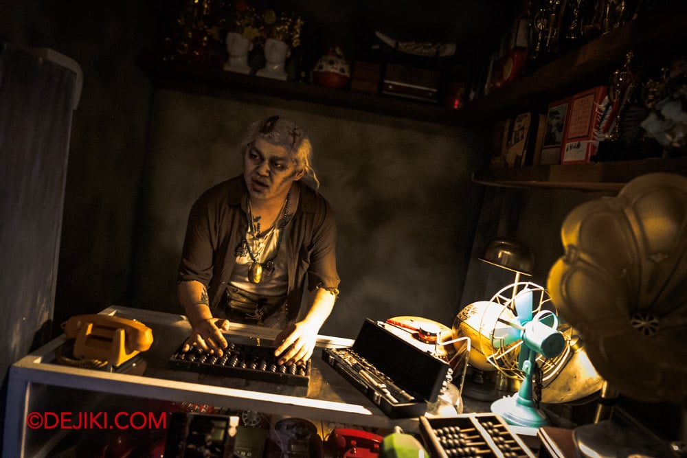 USS HHN14 Haunted House Karang Guni Cursed Collection Tour by Dejiki 05 karang guni at the shop counter USS HHN14 Haunted House Karang Guni Cursed Collection Tour by Dejiki 05 karang guni at the shop counter