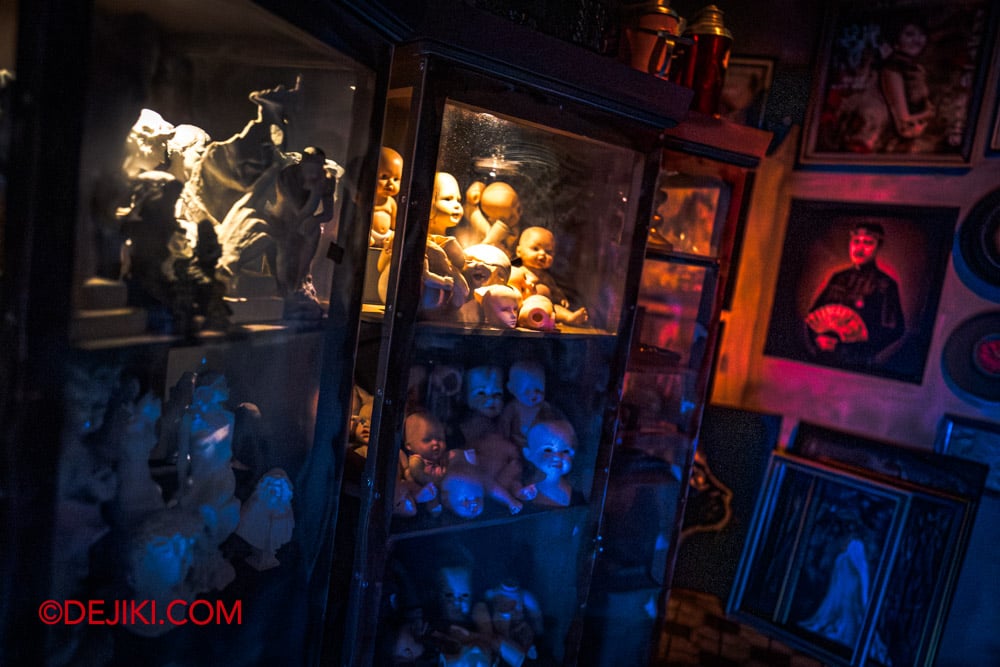 USS HHN14 Haunted House Karang Guni Cursed Collection Tour by Dejiki 07 shop doll cabinet USS HHN14 Haunted House Karang Guni Cursed Collection Tour by Dejiki 07 shop doll cabinet