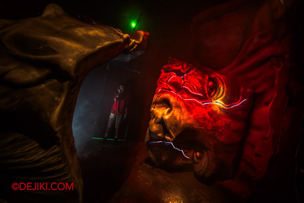 USS HHN14 Haunted House Karang Guni Cursed Collection Tour by Dejiki 10 giant split Samsui woman statue USS HHN14 Haunted House Karang Guni Cursed Collection Tour by Dejiki 10 giant split Samsui woman statue