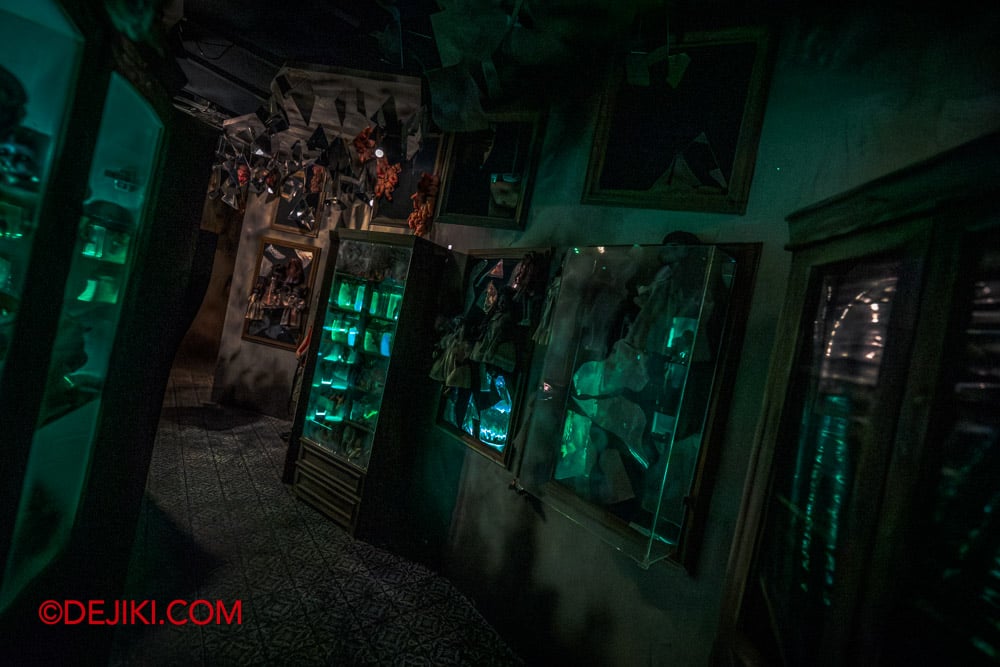 USS HHN14 Haunted House Karang Guni Cursed Collection Tour by Dejiki 16 room of broken dolls USS HHN14 Haunted House Karang Guni Cursed Collection Tour by Dejiki 16 room of broken dolls