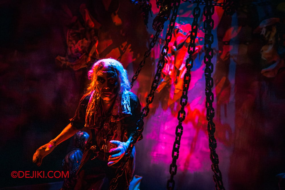 USS HHN14 Haunted House Karang Guni Cursed Collection Tour by Dejiki 24 karang guni in the burning room USS HHN14 Haunted House Karang Guni Cursed Collection Tour by Dejiki 24 karang guni in the burning room