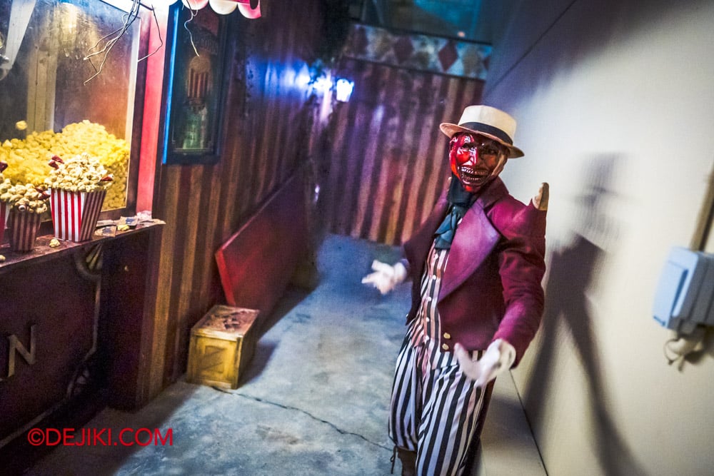 USS HHN14 Haunted House Tour by Dejiki Chatterbox Charlie's Vaudeville Horrors 06 Smiling Barker USS HHN14 Haunted House Tour by Dejiki Chatterbox Charlies Vaudeville Horrors 06 Smiling Barker