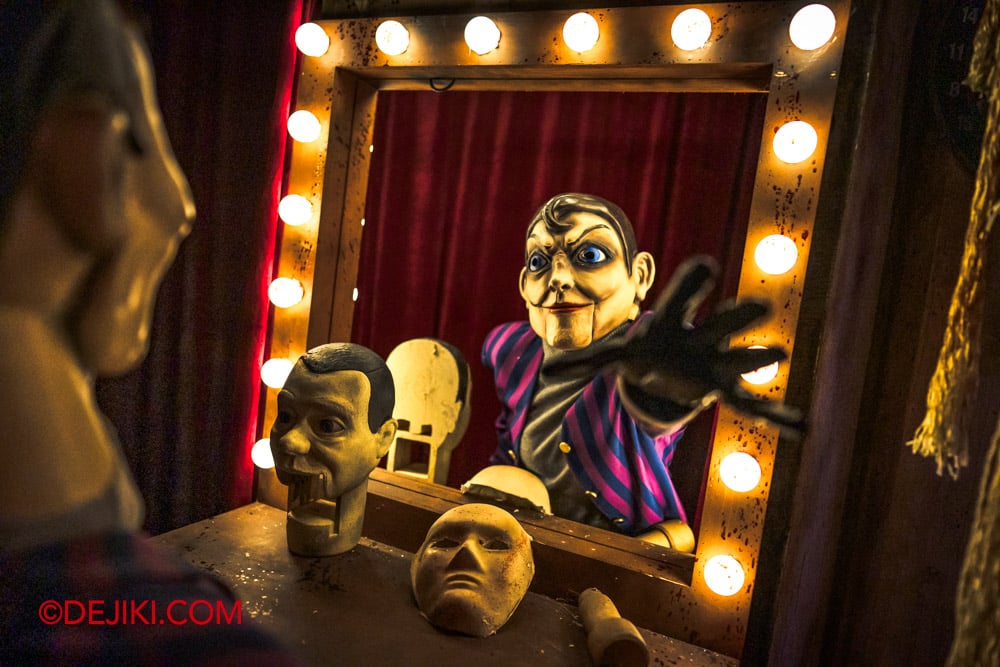 USS HHN14 Haunted House Tour by Dejiki Chatterbox Charlie's Vaudeville Horrors 14 dressing room mirror illusion USS HHN14 Haunted House Tour by Dejiki Chatterbox Charlies Vaudeville Horrors 14 dressing room mirror illusion