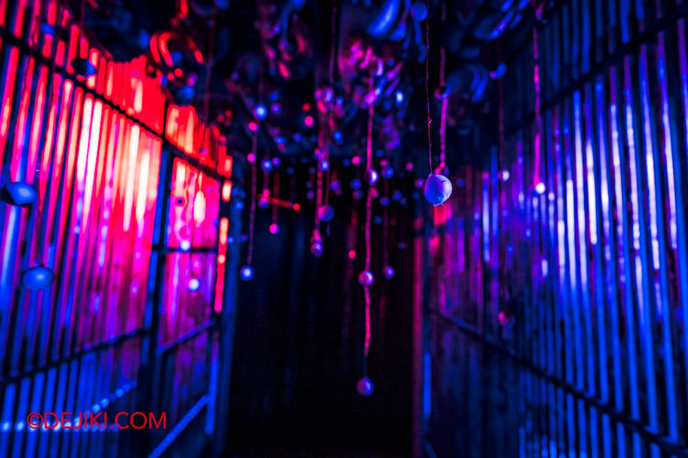 USS HHN14 Haunted House Tour by Dejiki Chatterbox Charlie's Vaudeville Horrors 16 cage corridor floating eyeballs USS HHN14 Haunted House Tour by Dejiki Chatterbox Charlies Vaudeville Horrors 16 cage corridor floating eyeballs