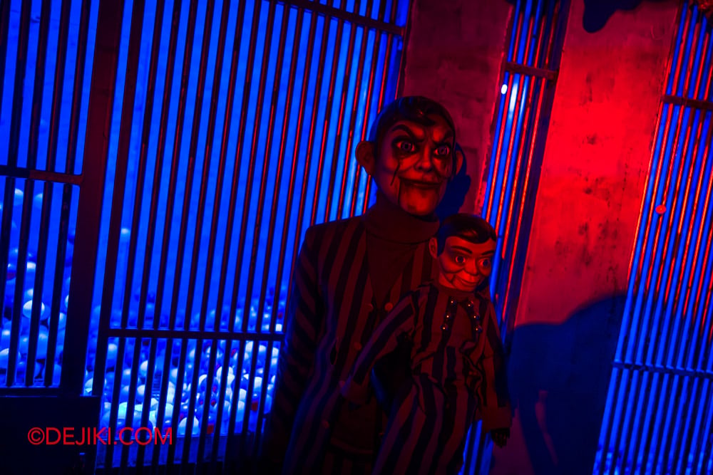 USS HHN14 Haunted House Tour by Dejiki Chatterbox Charlie's Vaudeville Horrors 17 cage corridor Charlie USS HHN14 Haunted House Tour by Dejiki Chatterbox Charlies Vaudeville Horrors 17 cage corridor Charlie