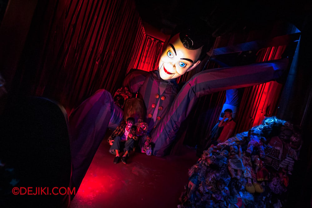 USS HHN14 Haunted House Tour by Dejiki Chatterbox Charlie's Vaudeville Horrors 20 giant Junior USS HHN14 Haunted House Tour by Dejiki Chatterbox Charlies Vaudeville Horrors 20 giant Junior