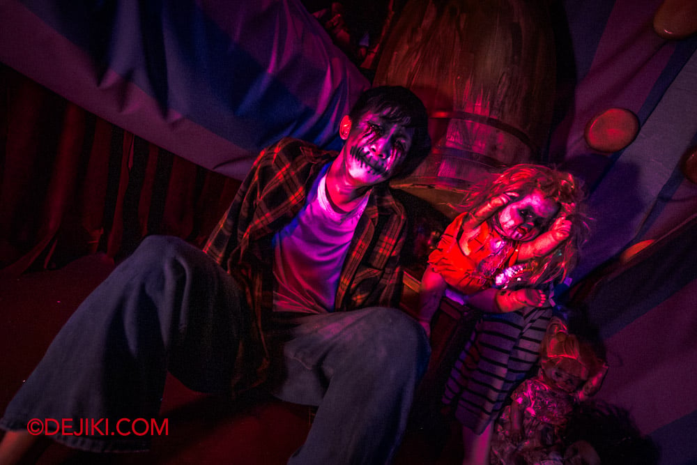 USS HHN14 Haunted House Tour by Dejiki Chatterbox Charlie's Vaudeville Horrors 21 giant Junior room sewn lips victim USS HHN14 Haunted House Tour by Dejiki Chatterbox Charlies Vaudeville Horrors 21 giant Junior room sewn lips victim