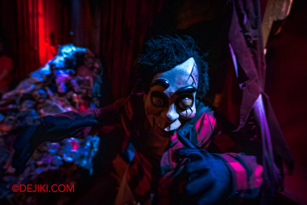 USS HHN14 Haunted House Tour by Dejiki Chatterbox Charlie's Vaudeville Horrors 22 giant Junior room puppet victim USS HHN14 Haunted House Tour by Dejiki Chatterbox Charlies Vaudeville Horrors 22 giant Junior room puppet victim