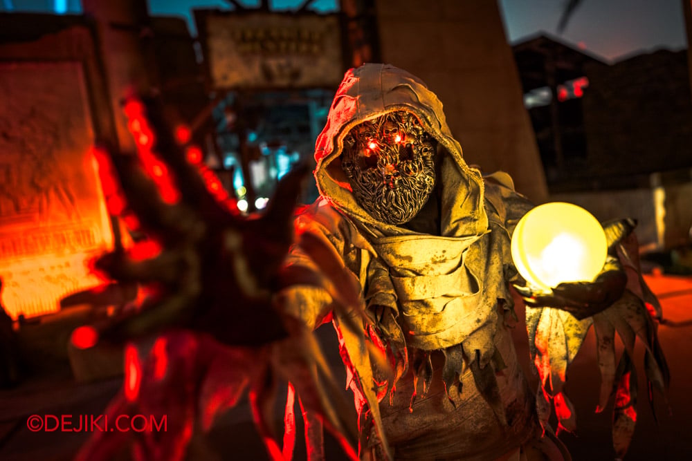 USS HHN14 Necropolis Scare Zone Tour by Dejiki 13 soul trader in white USS HHN14 Necropolis Scare Zone Tour by Dejiki 13 soul trader in white