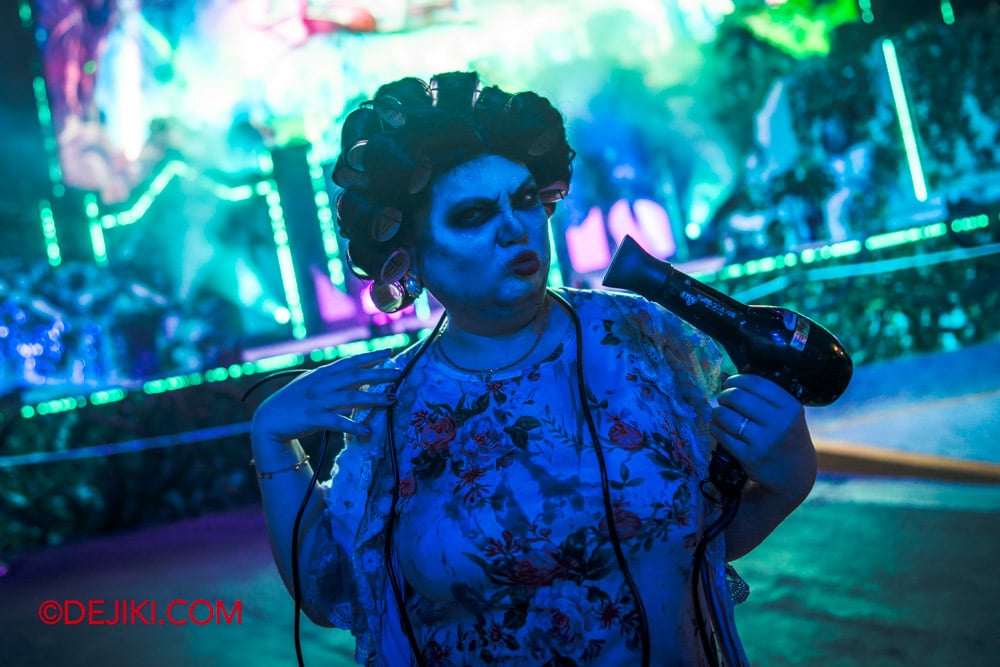 USS HHN14 The Raveyard Scare Zone Tour by Dejiki 01 aunty curler on the dance floor USS HHN14 The Raveyard Scare Zone Tour by Dejiki 01 aunty curler on the dance floor