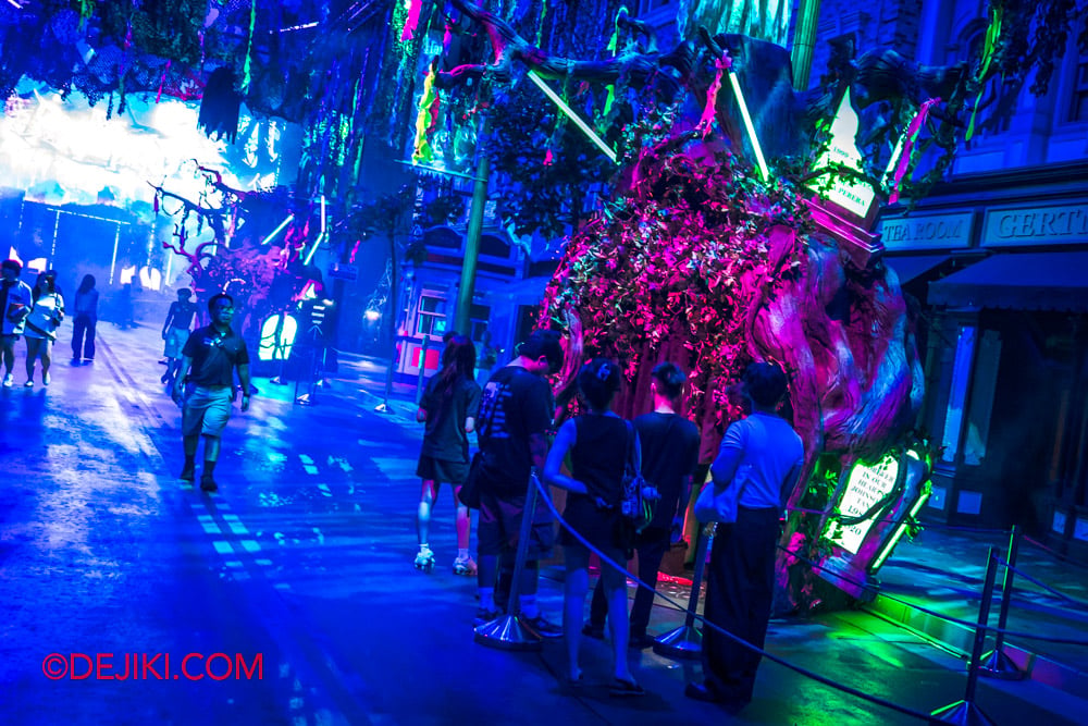 USS HHN14 The Raveyard Scare Zone Tour by Dejiki 20 photo booth tree stumps USS HHN14 The Raveyard Scare Zone Tour by Dejiki 20 photo booth tree stumps