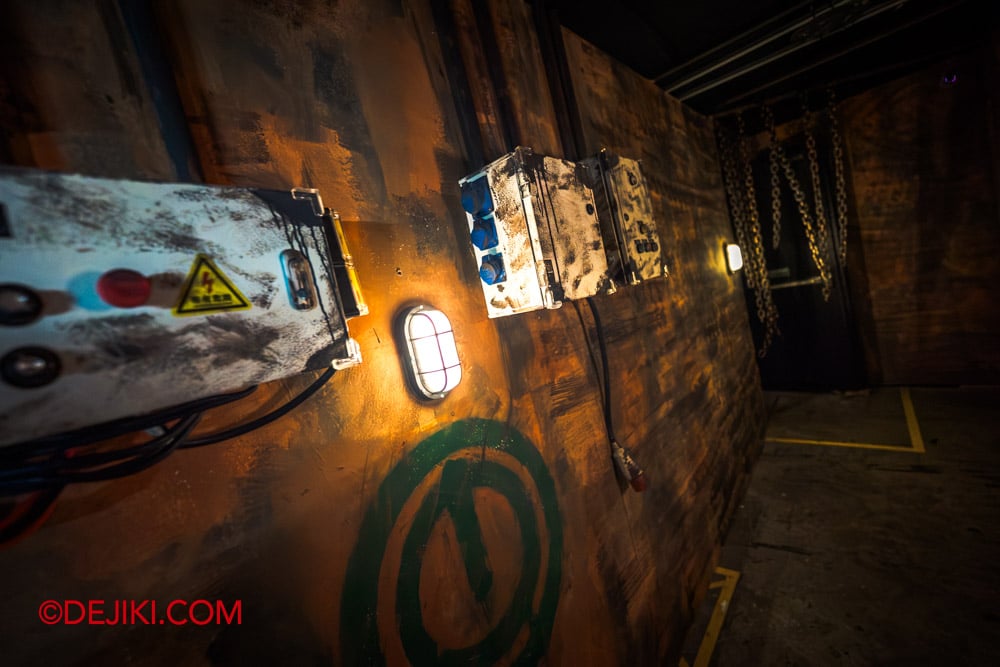 USS Halloween Horror Nights 14 Special Feature Haunted House Tour by Dejiki Made in Hell XL Robotics 2 dock entrance grungy corridor USS Halloween Horror Nights 14 Special Feature Haunted House Tour by Dejiki Made in Hell XL Robotics 2 dock entrance grungy corridor