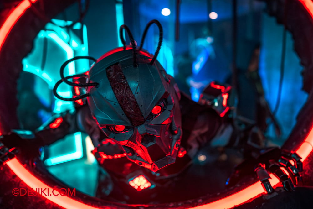 USS Halloween Horror Nights 14 Special Feature Haunted House Tour by Dejiki Made in Hell XL Robotics 8 red ring robot closeup USS Halloween Horror Nights 14 Special Feature Haunted House Tour by Dejiki Made in Hell XL Robotics 8 red ring robot closeup